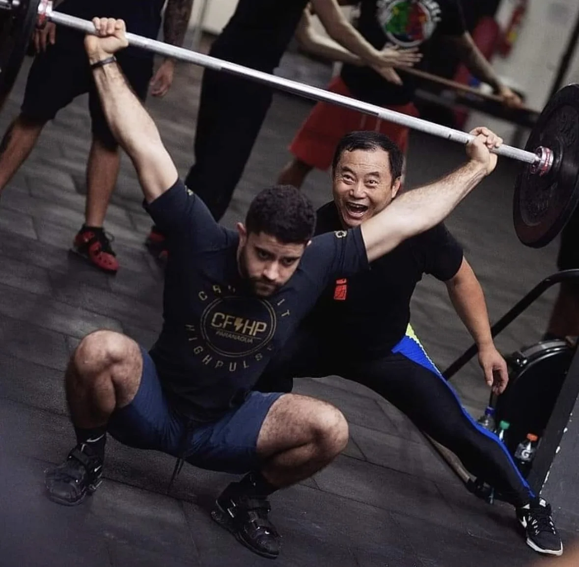 Gabriel Kobiski executando snatch no Campeonato Paranaense